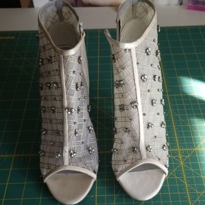 Vera Wang Lattice booties Ivory